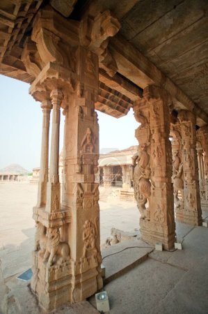 Téléchargez les photos : Piliers décoratifs sculptés au temple vital, Hampi, Karnataka, Inde - en image libre de droit
