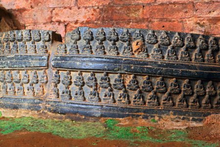 Foto de Estatuas de Buda y restos de la antigua universidad de Nalanda, Bihar, India - Imagen libre de derechos