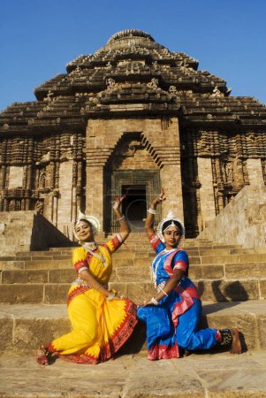 Téléchargez les photos : Danseurs Odissi grève pose rejoue mythes indiens tels que Ramayana devant le complexe du temple solaire du patrimoine mondial à Konarak, Orissa, Inde - en image libre de droit
