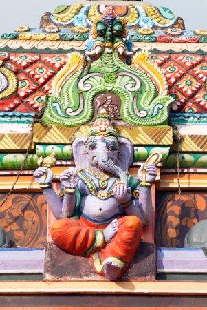 Téléchargez les photos : Statue en stuc peinte en couleur du seigneur Ganesh ganpati sur le temple, Thanjavur, Tamil Nadu, Inde - en image libre de droit