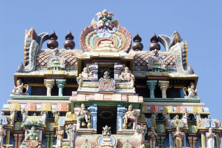 Téléchargez les photos : Figures en stuc richement décorées sur l'impressionnante porte du temple Sri Ranganathswami, Tiruchirapalli Trichy, Tamil Nadu, Inde - en image libre de droit