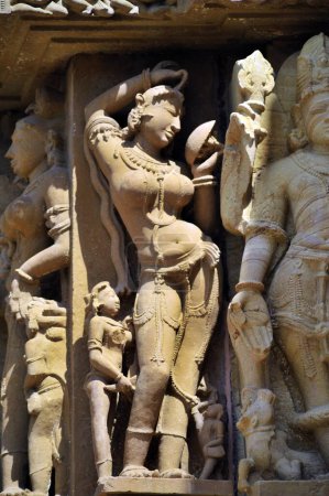 Khajuraho anmutiger apsara Blick in Spiegel lakshmana Tempel madhya pradesh indien