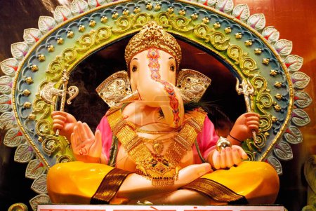 Téléchargez les photos : Idole richement décorée du seigneur ganesh éléphant dirigé dieu pour le festival Ganpati à Babu Genu Mandal, Pune, Maharashtra, Inde - en image libre de droit
