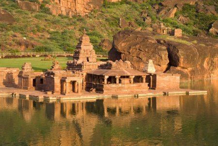 Téléchargez les photos : Temples de Bhutanatha près de la rive orientale de l'ancien réservoir d'Agasthya tirtha à Badami, Karnataka, Inde - en image libre de droit