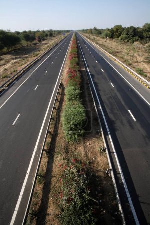 Schnellstraße Ahmedabad Vadodra in Gujarat, Indien
