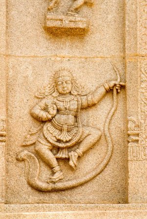 Foto de Bal Krishna matando al rey del alivio de la serpiente en la pared del templo Hazara Rama en Hampi, Karnataka, India - Imagen libre de derechos