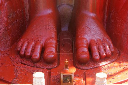 Téléchargez les photos : Pieds rouges de dix-huit mètres de haut statue de saint bhagwan gomateshwara bahubali au festival mahamasthakabhisheka Jain, Shravanabelagola au Karnataka, Inde Février _ 2006 - en image libre de droit