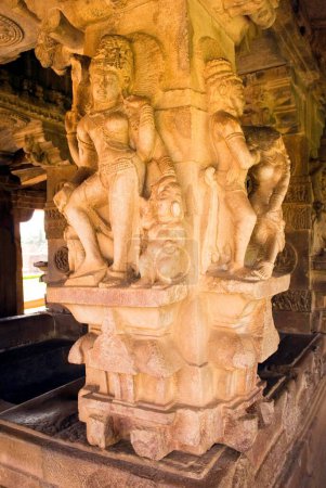 Ardhanarishvara escultura tallada en una de las columnas en el templo de Durga en Aihole, Karnataka, India