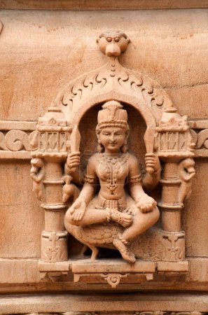 Téléchargez les photos : Sculpture de la déesse assise sur le paon sur le mur du temple panchasara parasvanath jain, Patan, Gujarat, Inde - en image libre de droit
