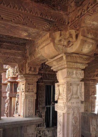 Téléchargez les photos : Temple construit par Maharani Nohala épouse du roi Yuvraj dev de Kalchuri sur la route Damoh Jabalpur, village Nohata, district de Byarama, Madhya Pradesh, Inde - en image libre de droit