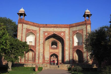 Téléchargez les photos : Porte ouest de la tombe Humayuns construite en 1570, Delhi, Inde Site du patrimoine mondial de l'UNESCO - en image libre de droit