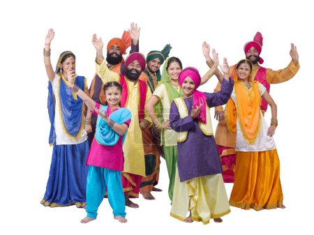 Foto de Bailarines con familia sikh realizando danza folclórica bhangra - Imagen libre de derechos