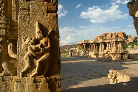 Téléchargez les photos : Panneau érotique sur pilier à Kalyana Mandapa et pierre Chariot dans le temple Vitthala, Hampi, Karnataka, Inde - en image libre de droit