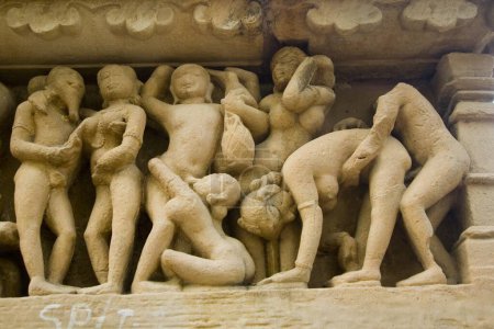 Téléchargez les photos : Sculptures érotiques de couples aimants au temple Lakshmana, Khajuraho, Madhya Pradesh, Inde - en image libre de droit