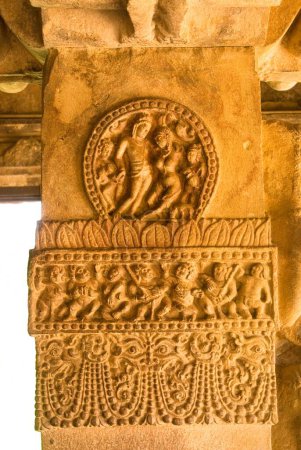 Tallados de columna en templo de Durga, Aihole, Karnataka, India