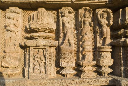 Téléchargez les photos : Naga moitié humain moitié serpent créature de la mythologie hindoue apparaît flanqué de danseurs en sculpture du complexe du temple du soleil du patrimoine mondial à Konarak, Orissa, Inde - en image libre de droit