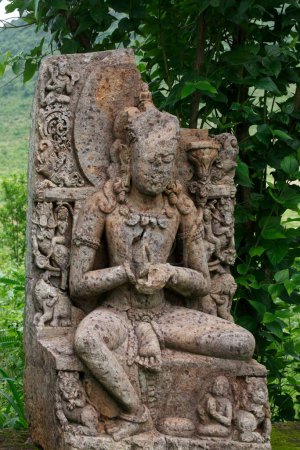 Zerstörte Statue in Buddha-Ausgrabungsstätte, Ratnagiri, Orissa, Indien