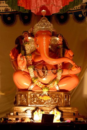 Téléchargez les photos : Idole de Lord Ganesh en couleur écarlate, éléphant dirigé Dieu hindou adorant pour le festival Ganapati à Bhikardas Maruti, Bajirao Road, Pune, Maharashtra, Inde, Asie - en image libre de droit