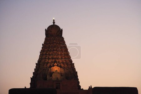 Téléchargez les photos : Coucher de soleil au temple Brihadeshwara appelé Big Temple situé à la tête du delta du fleuve Kaveri, Thanjavur, Tamil Nadu, Inde Site du patrimoine mondial de l'UNESCO - en image libre de droit