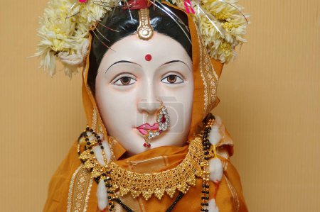 Foto de Diosa Gauri trajo y adoró durante el festival Ganesh Ganpati, Thane, Maharashtra, India - Imagen libre de derechos