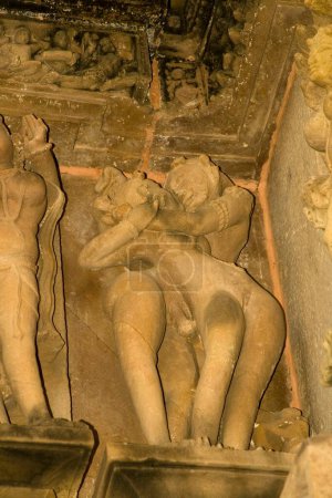 Téléchargez les photos : Sculpture érotique d'un couple amoureux nu embrassant au temple Lakshmana de Khajuraho, Madhya Pradesh, Inde - en image libre de droit