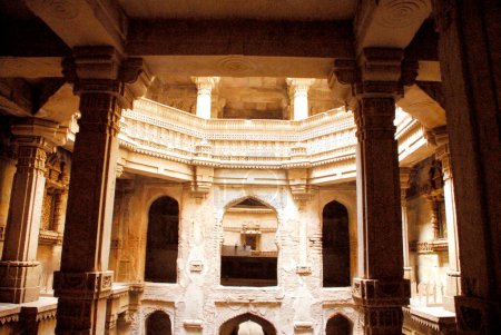 Téléchargez les photos : Drains souterrains archéologiques et historiques à stockage multiple Stapes Well Adalaj Vaw Bu, Gujarat, Inde - en image libre de droit