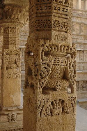 Téléchargez les photos : Piliers sculptés dans le temple de Patan Jain, Patan, Gujarat, Inde - en image libre de droit