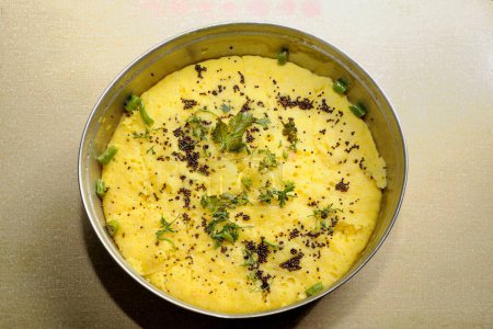 Nourriture, khaman dhokla tadka moutarde coriandre piment vert en pot, Gujarat, Inde