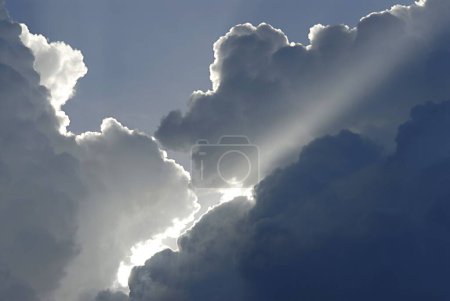 Foto de Nubes del amanecer de la mañana durante el verano con forro de plata y rayos - Imagen libre de derechos