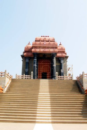 Vista frontal de Swami Vivekananda Rock Memorial Mandapam inaugurado en 1970, Kanyakumari, Tamil Nadu, India