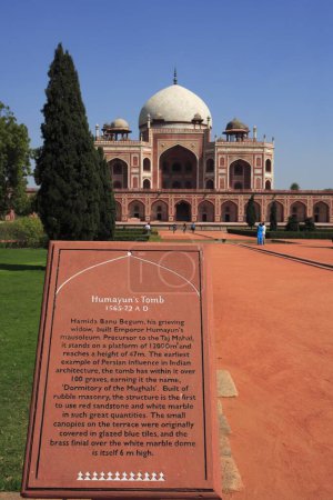 Téléchargez les photos : Porte ouest, entrée principale de la tombe Humayuns par arche construite en 1570, Delhi, Inde Site du patrimoine mondial de l'UNESCO - en image libre de droit