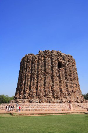 Téléchargez les photos : Alai Minar in Qutab Minar Complex construit en 1311 tour de grès rouge, Delhi, Inde Site du patrimoine mondial de l'UNESCO - en image libre de droit