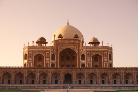 Téléchargez les photos : Lever du soleil sur la tombe de Humayuns construite en 1570, Delhi, Inde Patrimoine mondial de l'UNESCO - en image libre de droit