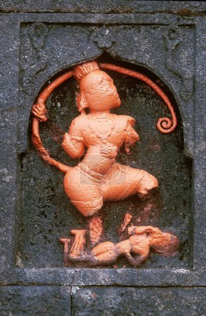 Téléchargez les photos : Fort Raigad, Sculpture du Seigneur Hanuman tuant le démon, Mahad, Maharashtra, Inde - en image libre de droit