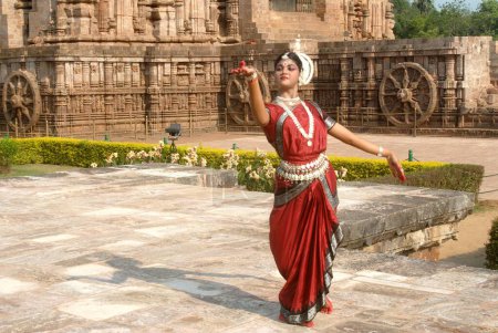 Foto de Bailarina interpretando danza odissi tradicional clásica en Konarak Sun temple, Konarak, Orissa, India - Imagen libre de derechos
