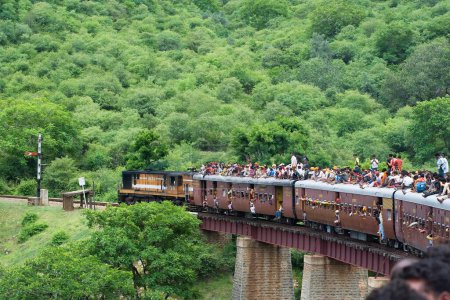 Téléchargez les photos : Personnes assises sur le toit d'un train, Rajasthan, Inde - en image libre de droit