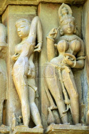 Apsara und nayika kratzen vishvanath Tempel Khajuraho madhya pradesh indien zurück