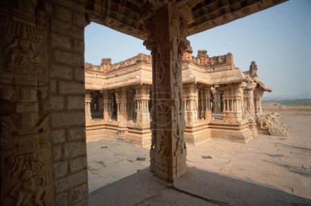 Téléchargez les photos : Piliers décoratifs sculptés au temple vital, Hampi, Karnataka, Inde - en image libre de droit