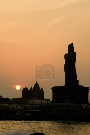 Sonnenaufgang am Vivekananda-Denkmal, der riesigen Statue des tamilischen Dichters Thiruvalluvar, Kanyakumari, Tamilnadu, Indien