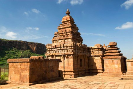 Téléchargez les photos : Temple Bhutanatha près de la rive orientale du réservoir Agasthya tirtha à Badami, Karnataka, Inde - en image libre de droit