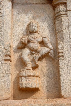 Foto de Estatua tallada en el templo de Ramchandra, Hazara rama, Hampi, Vijayanagar, Patrimonio de la Humanidad de la UNESCO, Meseta de Decán, Taluka Hospet, District Bellary, Karnataka, India - Imagen libre de derechos