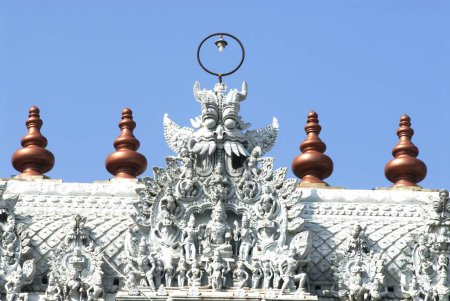 Foto de Gopuram de templo cubierto con estatuas ricamente decoradas fachada de Thanumalayan en Suchindram 11 kilómetros de Kanyakumari, Tamil Nadu, India - Imagen libre de derechos