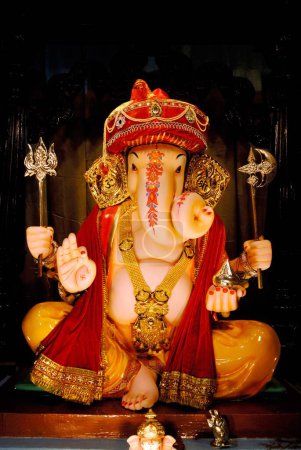 Téléchargez les photos : Idole de seigneur ganesh éléphant tête dieu portant pagdi maharashtrian pour Ganpati festival année 2008 à Deccan, Pune, Maharashtra, Inde - en image libre de droit