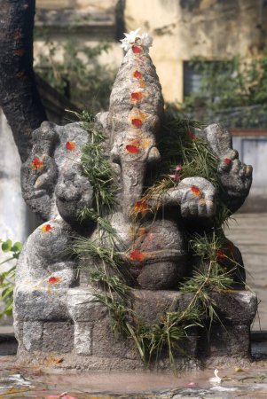 Téléchargez les photos : Statue of lord Ganesh Ganpati with garland of durva grass at Shree Meenakshi Sundareswara temple , Madurai , Tamil Nadu , India - en image libre de droit