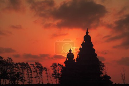 Téléchargez les photos : Lever du soleil au temple Shore dédié aux dieux Vishnu et Shiva construit c. 700 _ 728, Mahabalipuram, District Chengalpattu, Tamil Nadu, Inde Patrimoine mondial de l'UNESCO - en image libre de droit