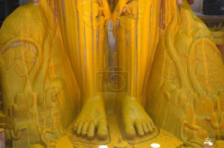 Fuß der 57 Fuß hohen Statue des als Gomateshvara bekannten Herrschers Bahubali während der Mahamasthakabisheka-Feier in Sravanabelagola im Hassan-Distrikt von Karnataka, Indien