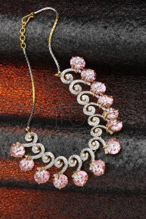 Foto de Collar de joyería de oro con diamante sobre fondo rojo negro - Imagen libre de derechos