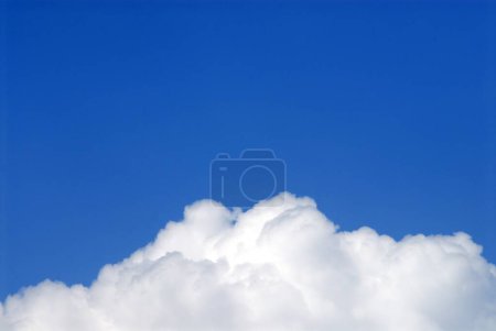 Téléchargez les photos : Nuages blancs et ciel bleu à Pune, Maharashtra, Inde, Asie - en image libre de droit