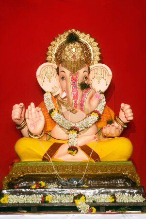 Téléchargez les photos : Idole richement décorée du seigneur Ganesh éléphant dirigé dieu pour le festival Ganpati à Pune, Maharashtra, Inde - en image libre de droit