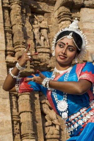 Foto de Odissi bailarina huelga pose re-representa mitos indios como Ramayana en frente de la herencia de mundo Sun templo complejo en Konarak, Orissa, India - Imagen libre de derechos